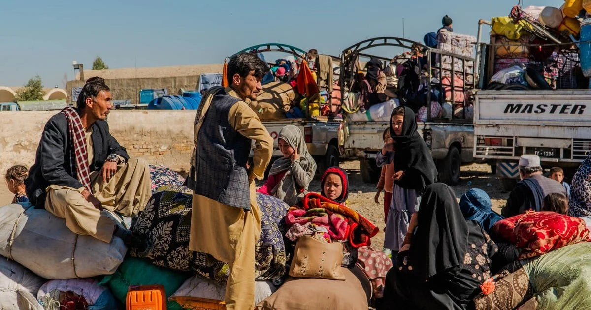 Afghan families arrive from Pakistan with their belongings to Spin Boldak border crossing, in Kandahar province. [UNHCR]