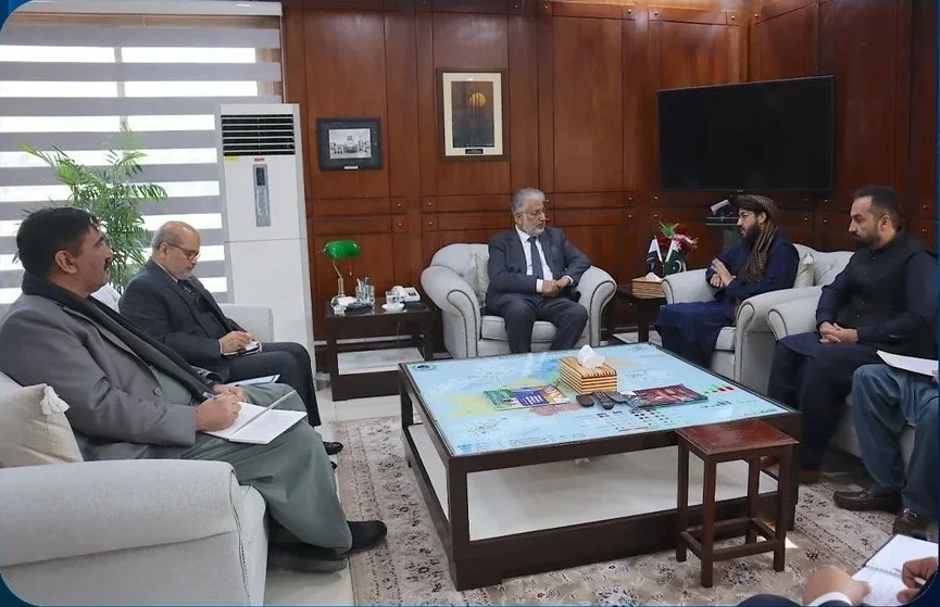 IEA Ambassador meets HEC chairman to discuss challenges faced by Afghan students in Pakistani universities. [Image via Bakhtar News Agency]