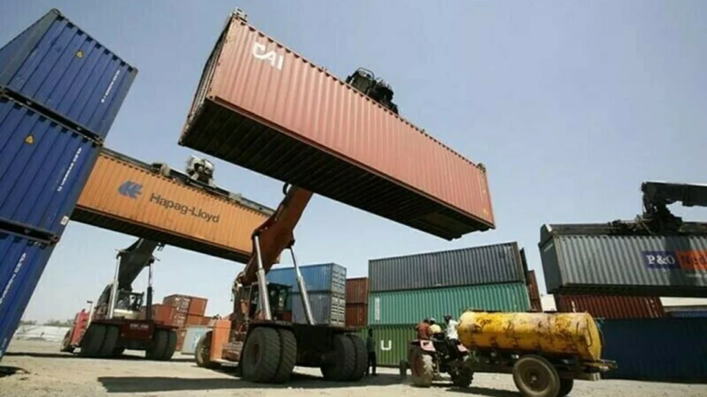 Pakistan's merchandise exports grew by 13.45% to $10.88bn in FY25, with a narrowing trade deficit of $6.97bn in the July-October period. [Representational Image via GNN]