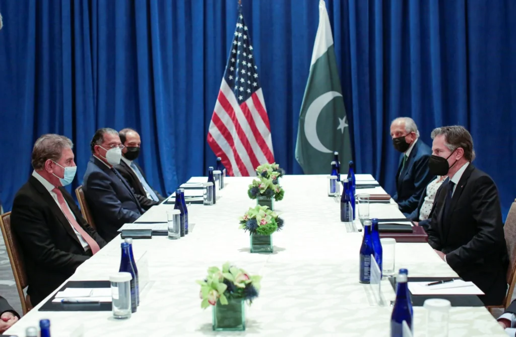 U.S. Secretary of State Antony Blinken, right, meets with Pakistani Foreign Minister Shah Mahmood Qureshi on the sidelines of the 76th U.N. General Assembly in New York City, Sept. 23, 2021. [AP]