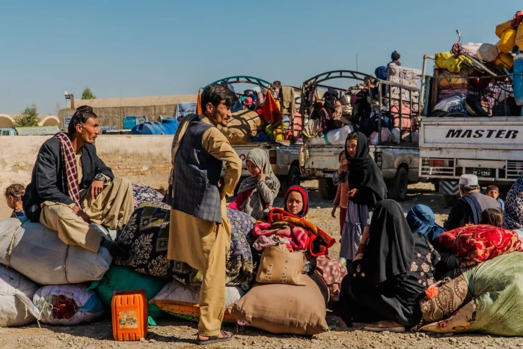 Afghan families arrive from Pakistan with their belongings to Spin Boldak border crossing, in Kandahar province. [UNHCR]