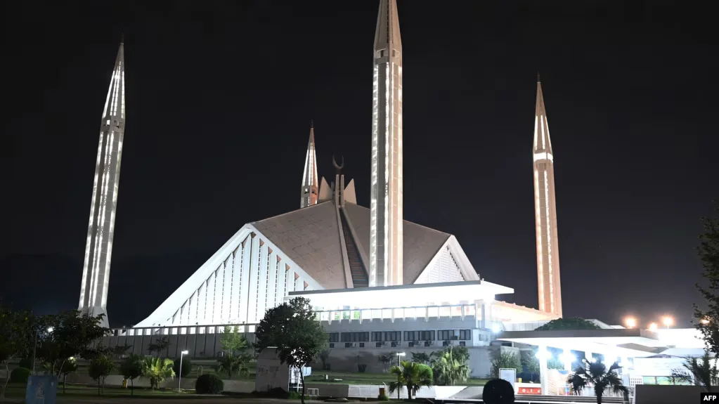 US warns citizens to avoid Faisal Mosque of Islamabad over TTP threat as Erdogan visits amid heightened security measures. [Image via VoA/File]